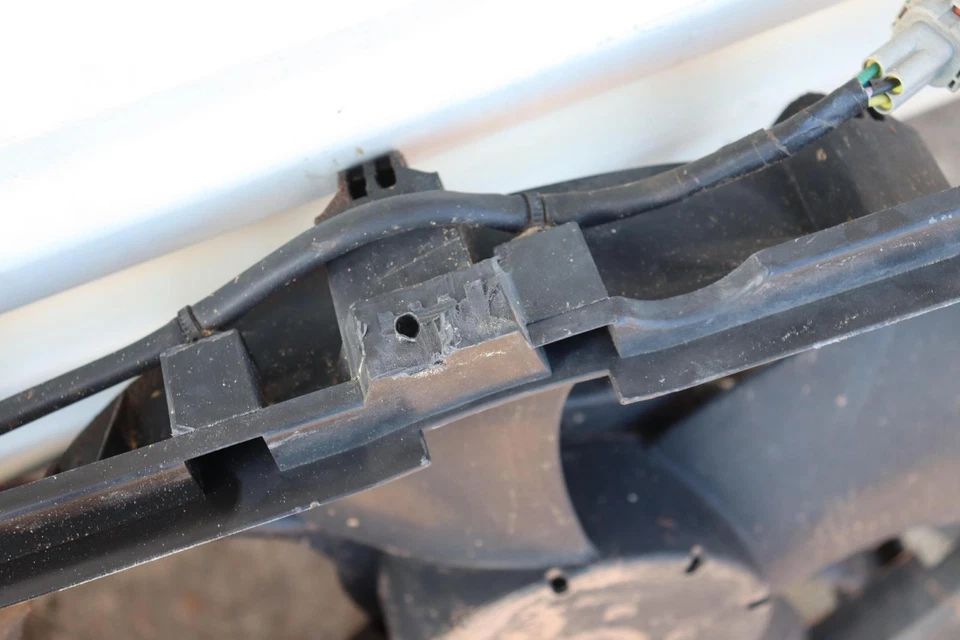 Infiniti G35 2003-2007 cupé motor radiador doble ventilador de refrigeración cubierta motor OEM Foto 4 de 4