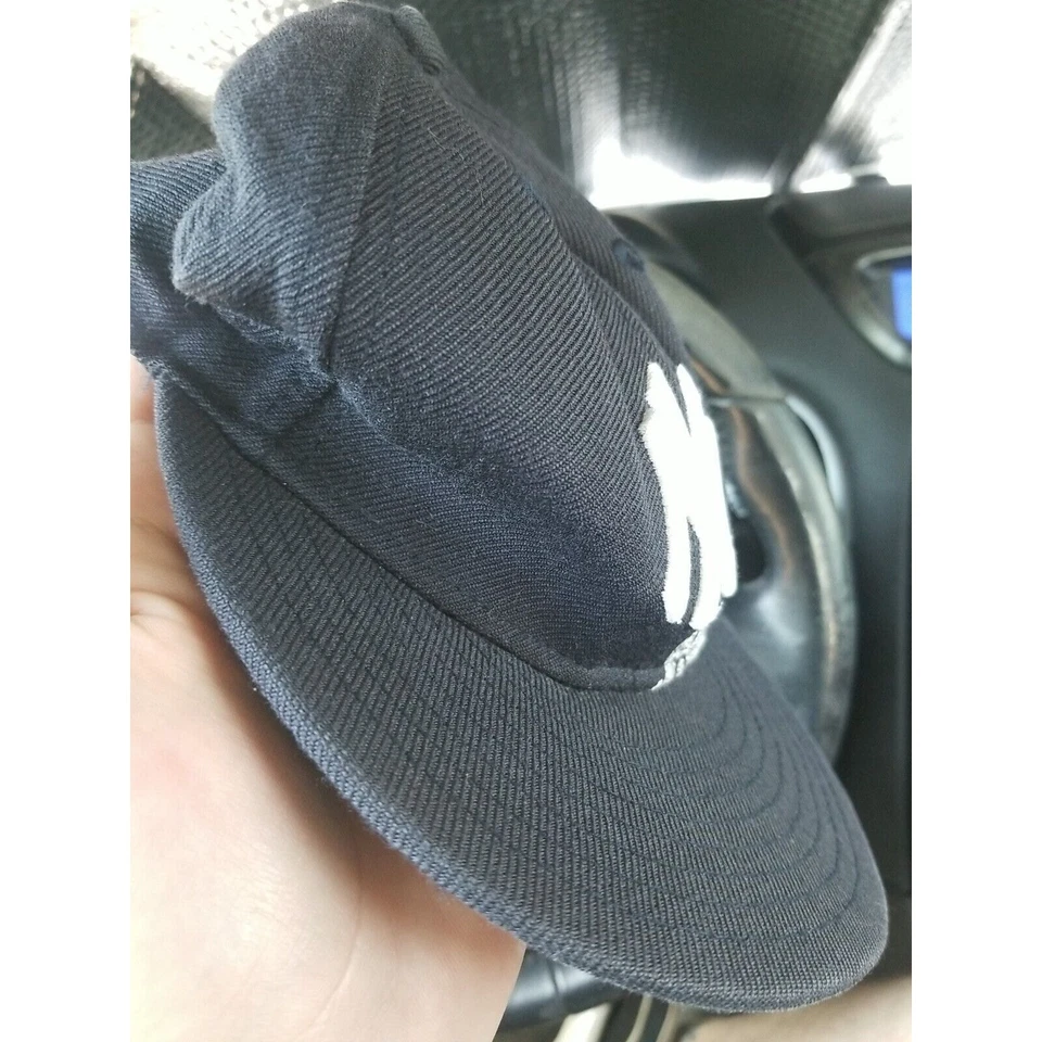 Elementos bordados New Era 59Fifty New York Yankees ajustados 7 3/8 Big E usados - Imagem 2 de 4