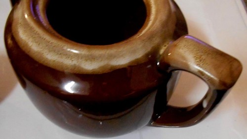 Tetera decorativa con esmalte por goteo de cerámica marrón - 51/2" de alto - Imagen 6 de 6