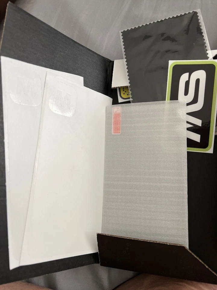 Recubrimiento mate desnudo para iPhone 11 Pro Max Slickwraps + Protector de pantalla de vidrio Foto 2 de 2