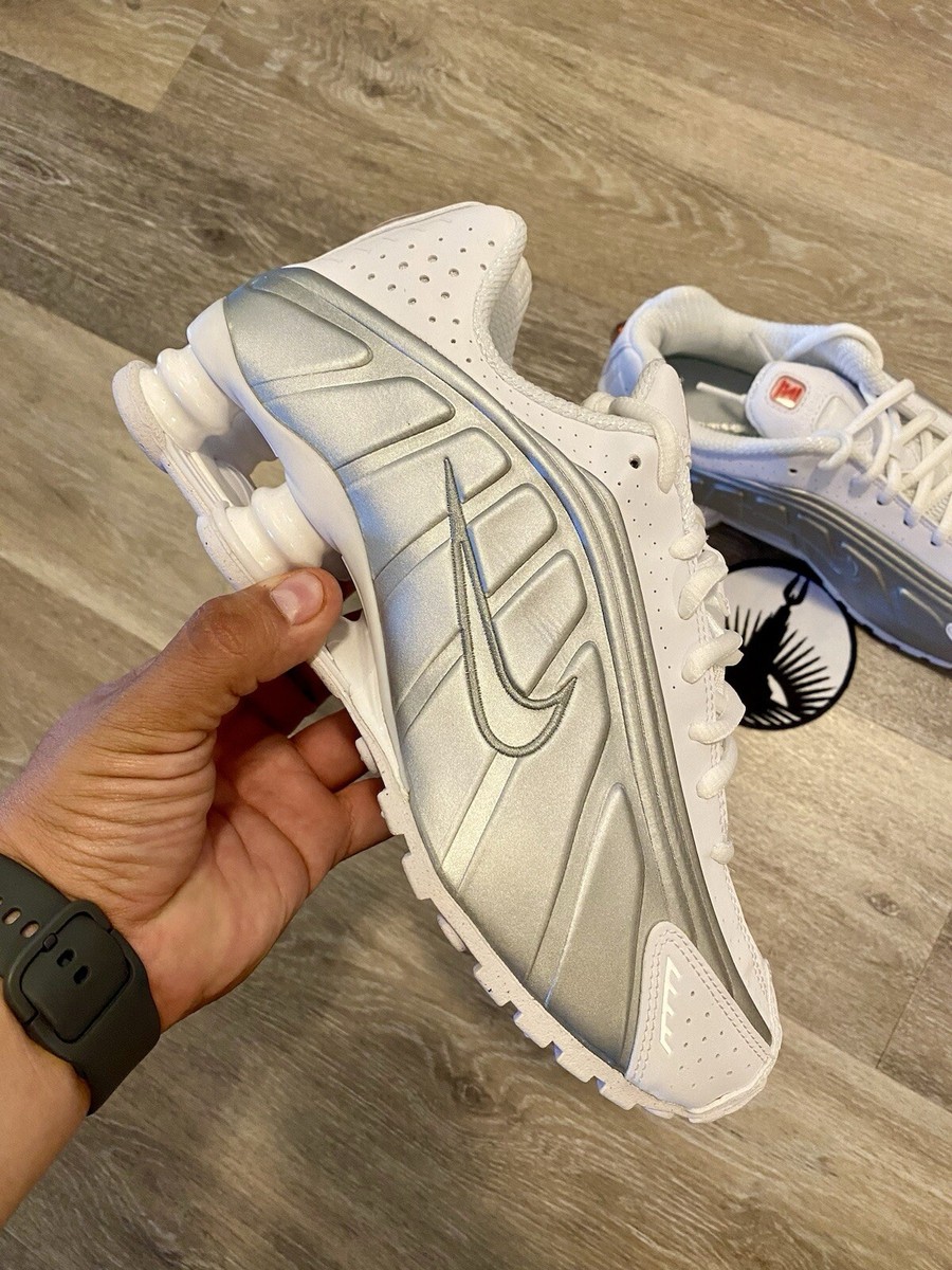 ナイキ エアシューズ AR3565-101 6.5 AR3565-101 Nike Shox R4 White Metallic Silver Max Orange