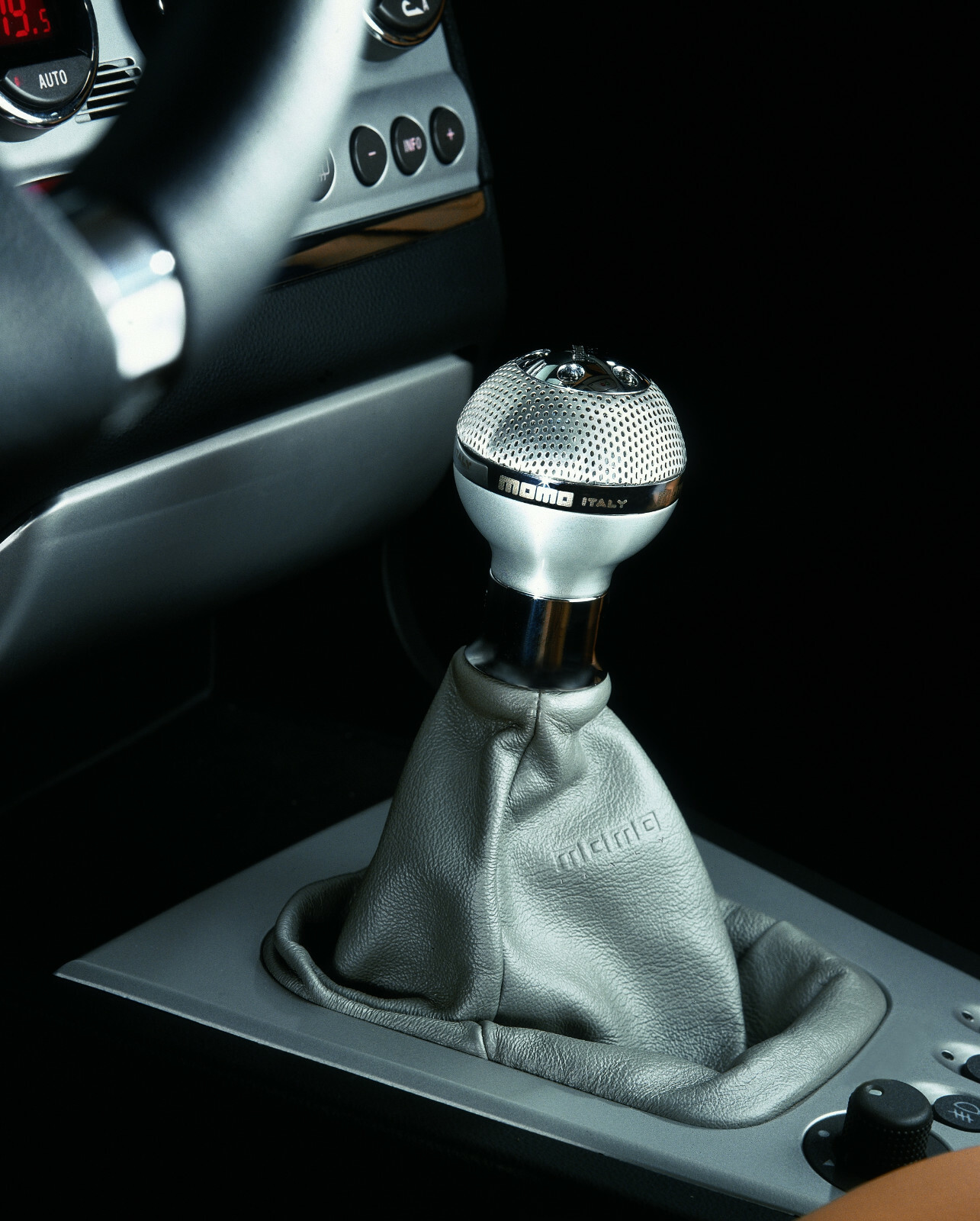 Pommeau Momo Sphere Air Metal contre la transpiration de la main au volant