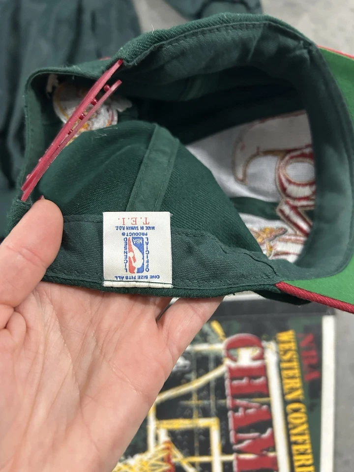 Seattle SuperSonics Lote De Colección - Chaqueta de Arranque 2XL, Sombrero, Banderines, Reloj Foto 4 de 4