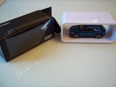 Audi e-tron * Schaukasten * IAA Edition * Antiquablau * 1:43 Minimax * Neu&OVP