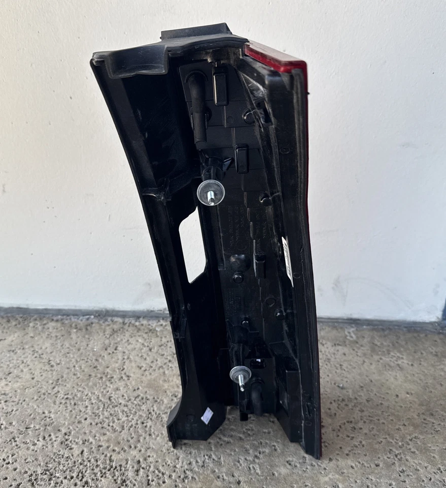 Левый задний фонарь в сборе от оригинального производителя — подходит для Cadillac SRX 2004 года выпуска - Изображение 2 из 4