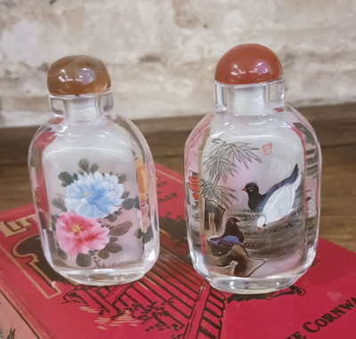Schön bemalte chinesische umgekehrt bemalte Glas Schnupftabakflaschen zwei von 2x