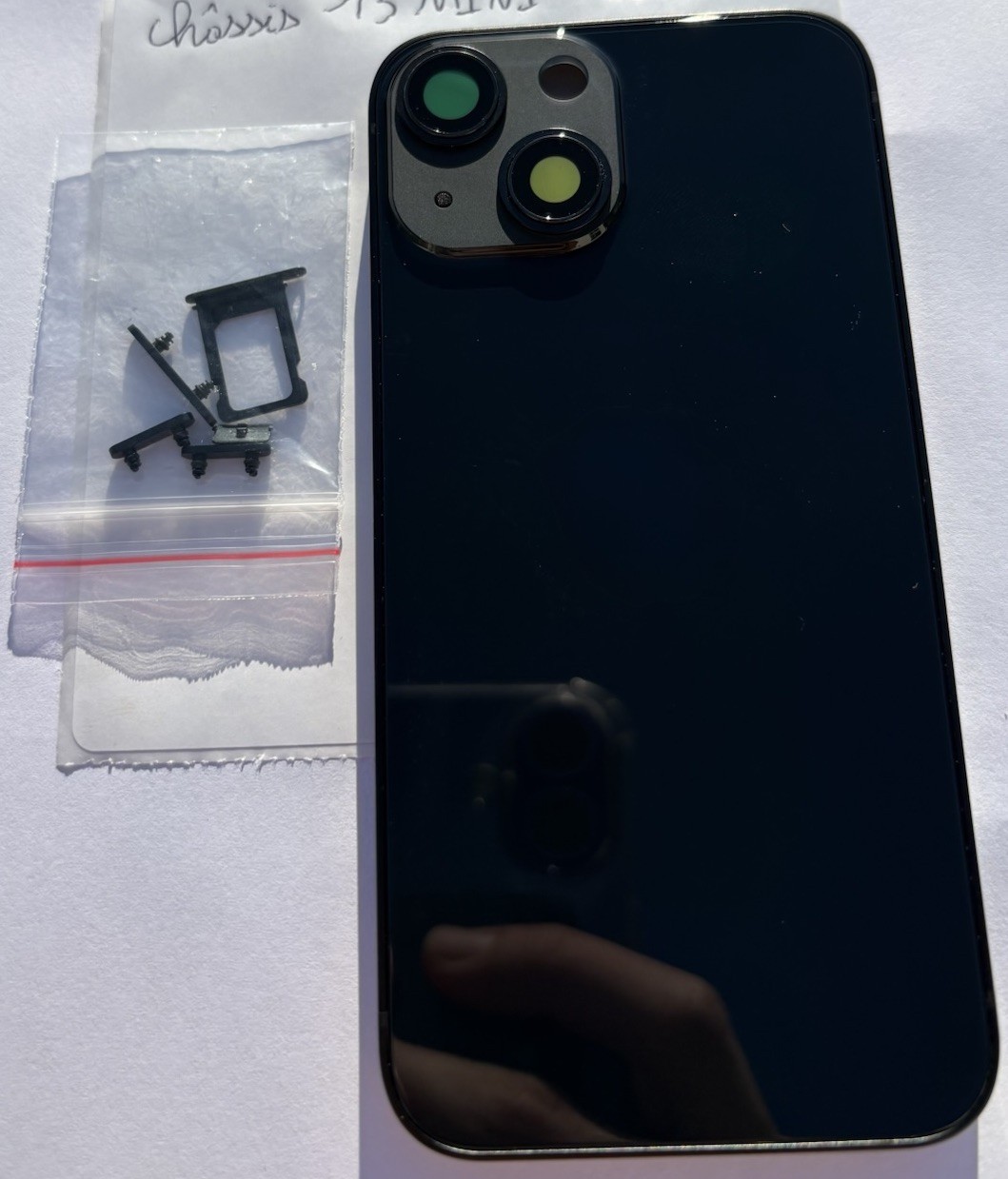 Châssis iPhone 13 Mini noir pour réparer une coque arrière rayée ou tordue après une chute