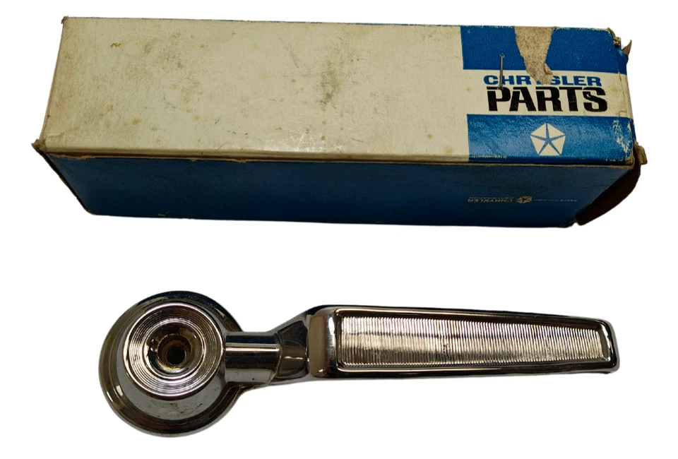 Dodge Plymouth Chrysler 1963-1966 manija de puerta interior cromada 2299973 nuevo en stock Foto 2 de 4