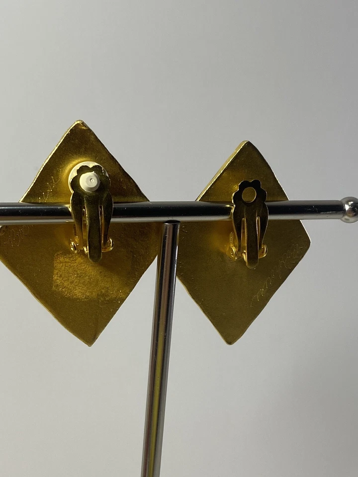 Brincos raros de resina iridescente vermelha grande robusta assinada por designer BOB HOUSE Goldtone - Imagem 4 de 4