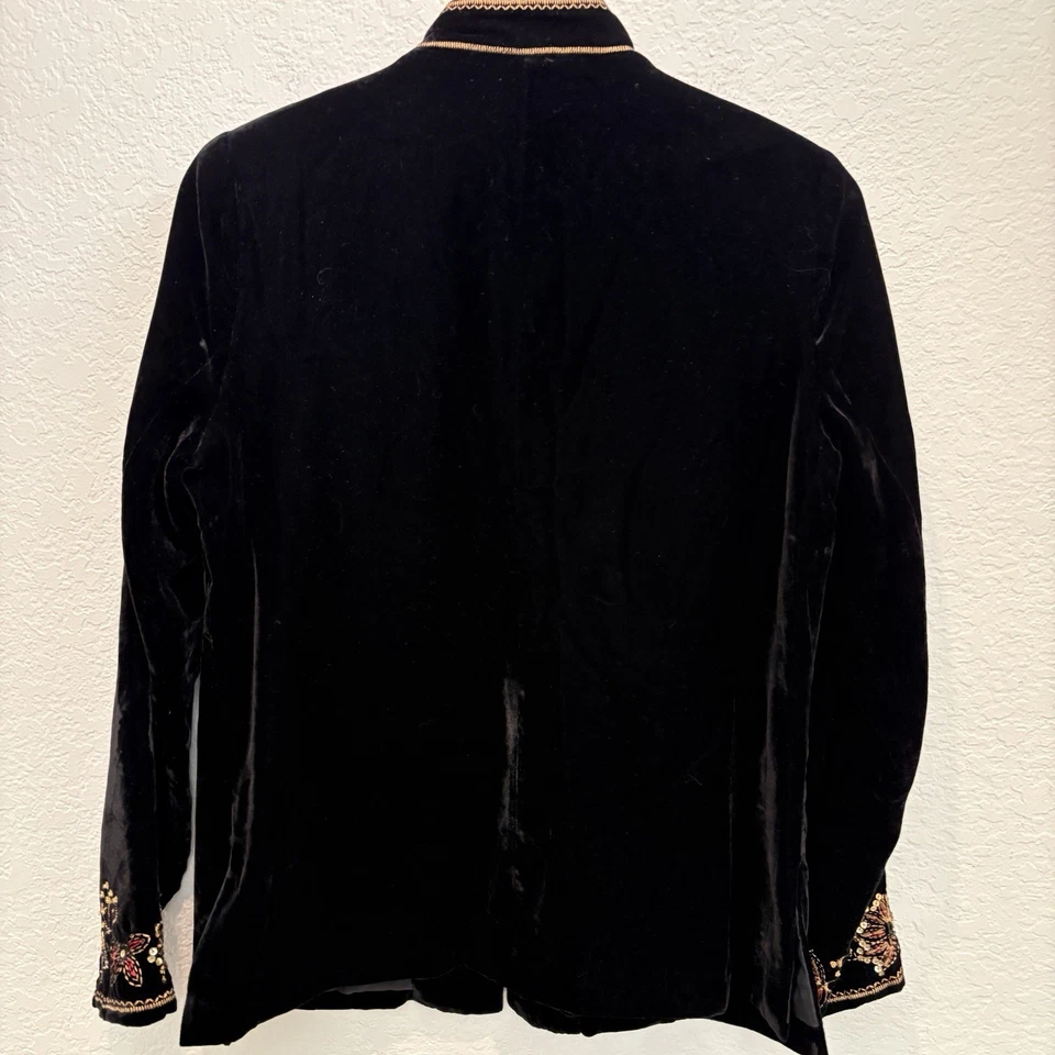 Chaqueta de Terciopelo Bordada Vintage Mediana Negra Flores Doradas Cuentas Lujosa Foto 2 de 4