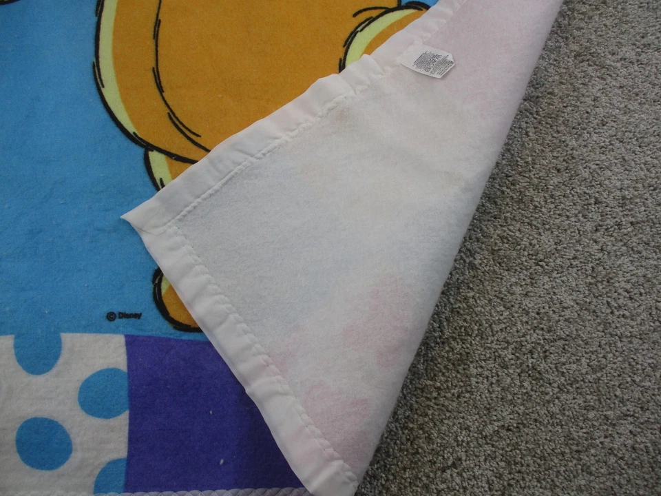 Manta de bebé Winnie the Pooh vintage de Disney con ribete satinado 36x46 hecha en EE. UU. tiro de cuna Foto 4 de 4