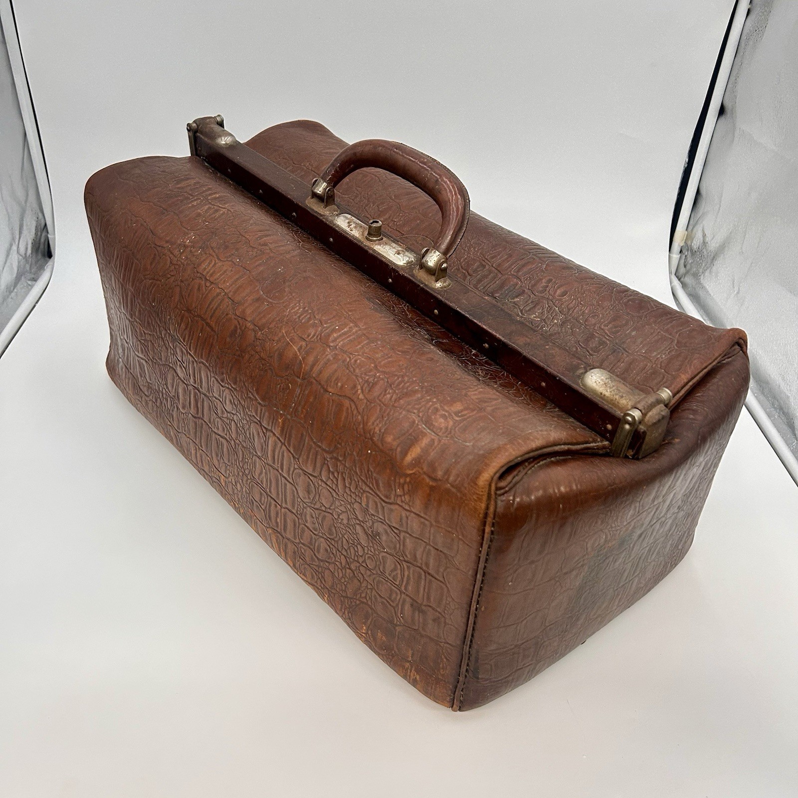 VTG Tooled Leather Doctors Bag Large Tan Antique Gladstone Style Satchel NO KEY