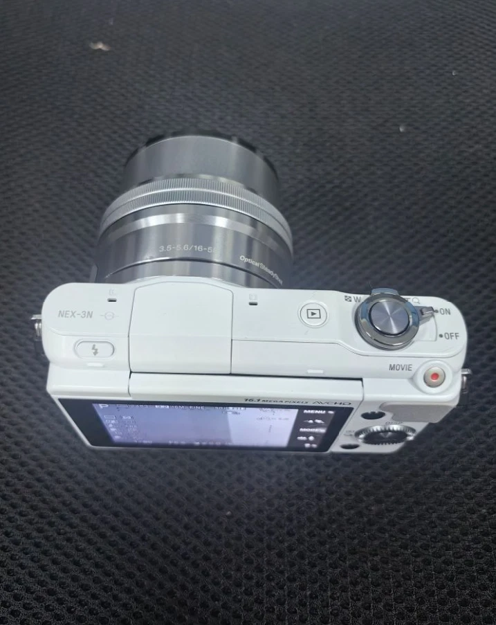 Cámara digital Sony Alpha NEX-3N 16,1 MP 180° pantalla abatible sin espejo + lente de 16-50 mm Foto 3 de 4