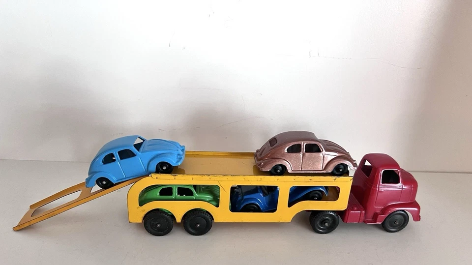 TOOTSIETOY PORTACOCHES INTERNACIONAL AÑOS 60 con rampa y 4 coches-en muy buen estado-imprescindible ver- ¡difícil de encontrar! Foto 3 de 4