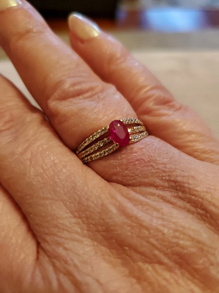 Anillo Victoria Wieck Rubí y Circón Blanco Oro Amarillo 14K Talla 7 Nuevo sin Etiquetas Foto 2 de 4