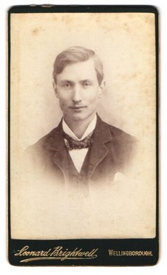Fotografie Leonard Brightwell, Wellingborough, Portrait, Junger Mann mit direkt 
