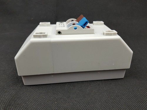 Aislador de interruptor de red de 2 polos Wylex 100A con gabinete NSPE-6391/NR - Imagen 5 de 7