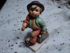 HUMMEL FIGURINE 11 /0  MERRY WANDERER  TM5.         Beautiful Condition