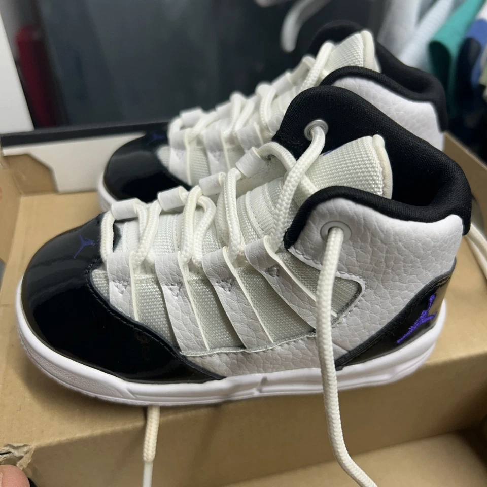 Zapatos de baloncesto Nike Air Jordan Max Aura (TD) negros/blancos para niños pequeños talla 6C nuevos con caja Foto 3 de 4