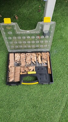 Stanley Tools Organizer Box voll mit Keksverbindungen und verschiedenen Größen Dübeln 