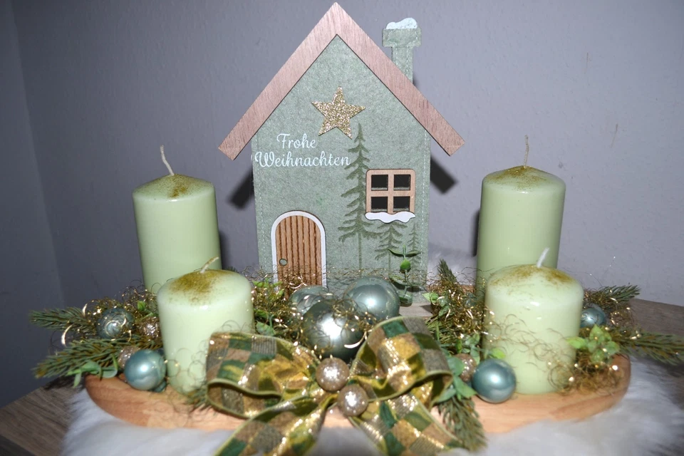 Adventskranz  Adventsgesteck auf Holztablett mit Haus 38 cm grün künstlich - Bild 3 von 4