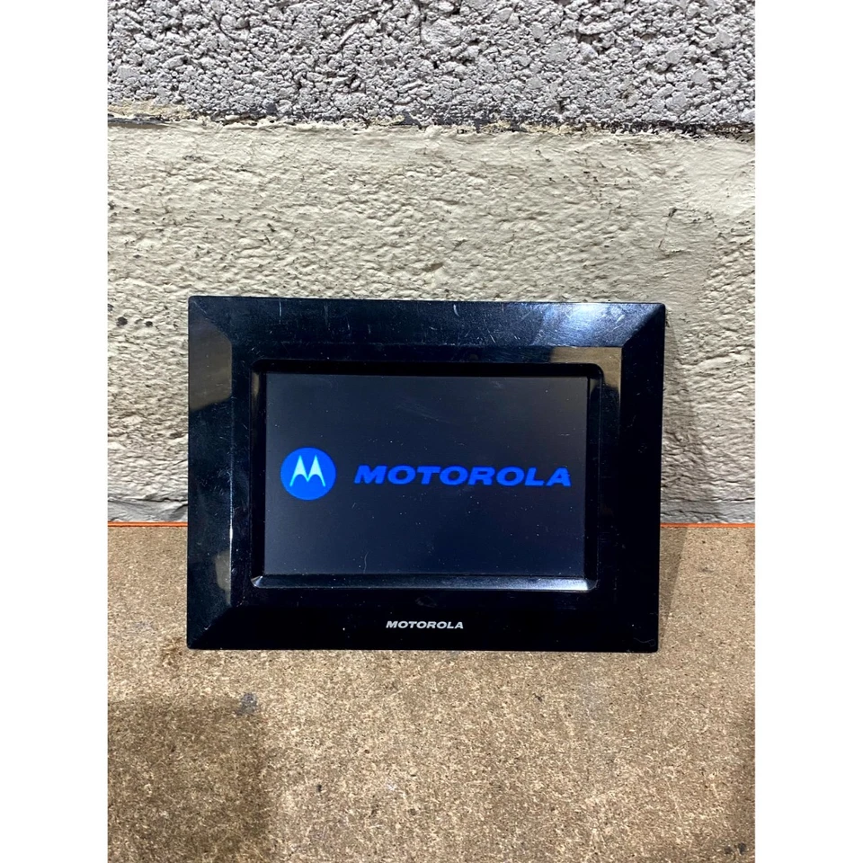 Motorola MF700 Digital Photo Frame Black 7" Colour Display Portable with Adapter - Image 2 of 4
