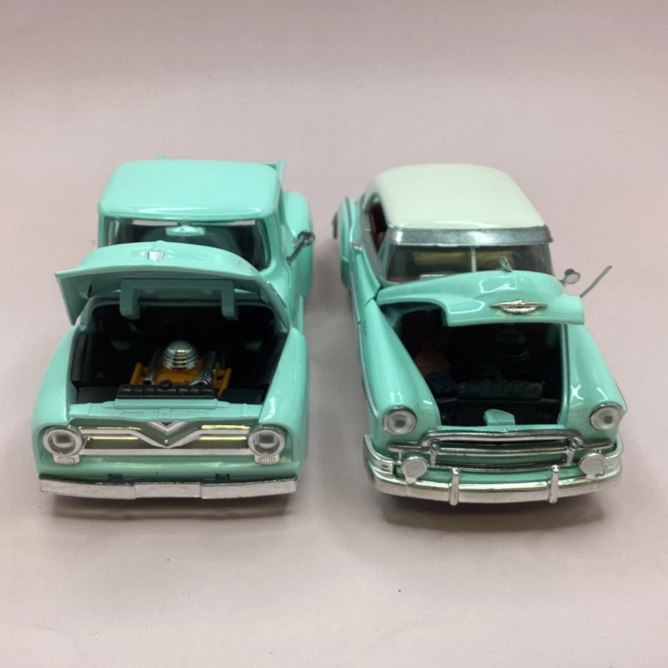 2x Mint Colour 1:24 Ford Pick-Up & Chevrolet Belair Model Cars (8E) MO#8754 - Image 3 of 4