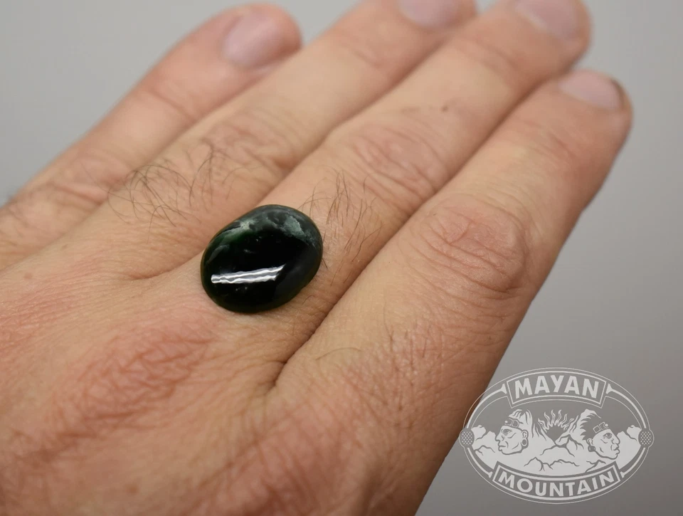 CABUJÓN OVALADO EN JADEÍTA VERDE IMPERIAL GUATEMALTECO NATURAL SIN TRATAR Foto 3 de 4