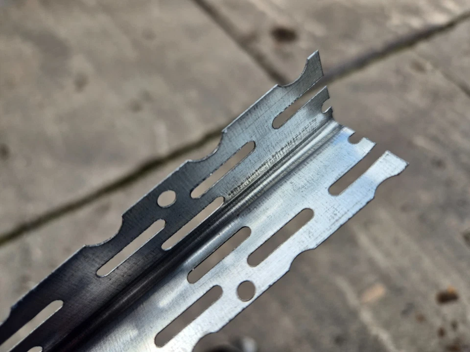 3.0m x 0.5mm Thin Coat Galvanised Steel Plaster Angle Beads (50 pack) - Image 3 of 4