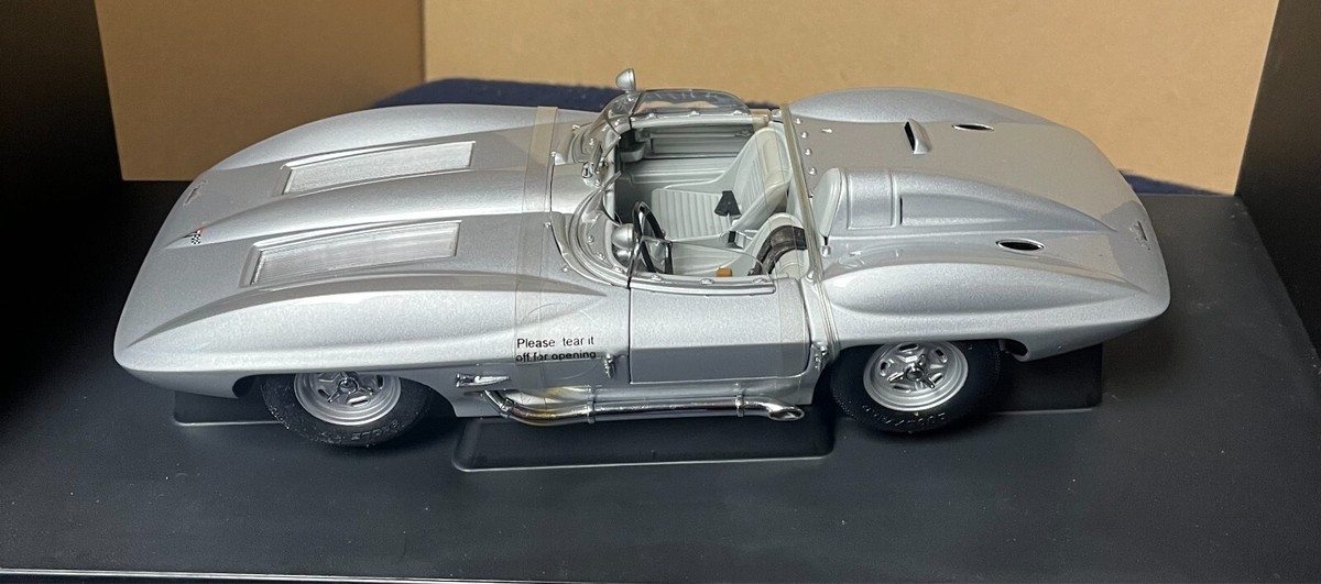 稀少美品　オートアート CORVETTE STINGRAY 1/18 1959 Corvette 