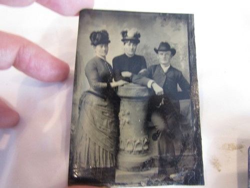 Tin type ,1 ambro groupof 8 groups of men ,groups of women,mother child,twin - Picture 3 of 13
