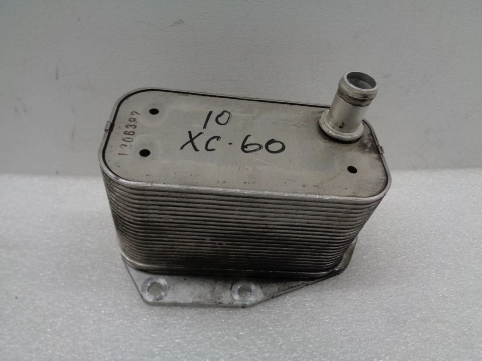 Масляный радиатор двигателя 2010 Volvo XC60 3,2 л 8G9N-6A642-AA OEM AK241093 - Изображение 2 из 4