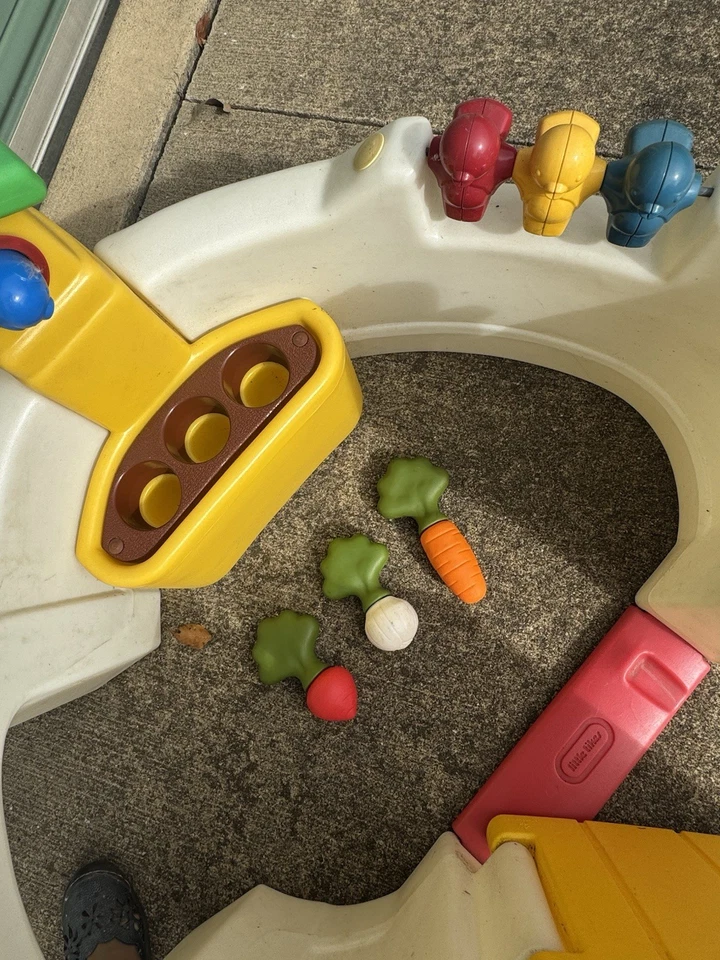 Centro de actividades para niños pequeños Little Tikes de colección con verduras y letras Foto 2 de 4