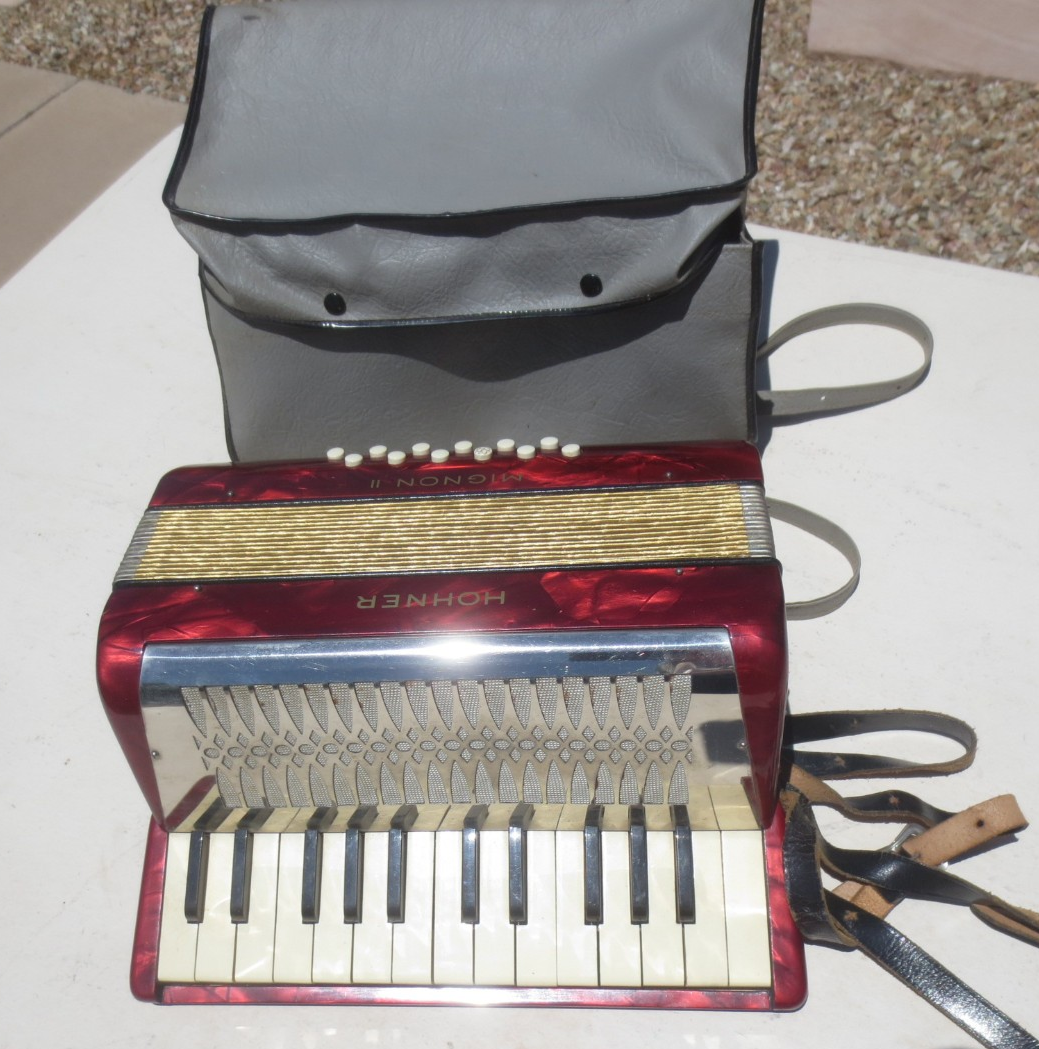 Accordion Hohner Mignon II Germany Pearl Red w/ Case 12 Bass