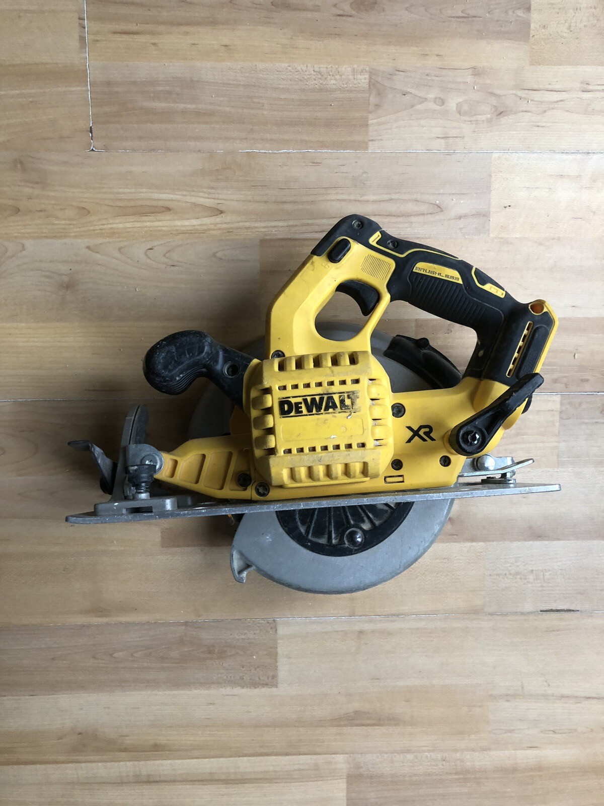 DEWALT DCS570 18V XR Brushless Circular Saw 184mm Blade + Guide