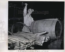 1962 Press Photo Worker breaks up a bourbon barrel at a Louisville KY distillery