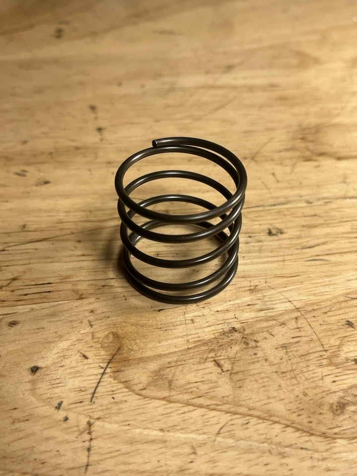 1977-1983 Suzuki GS550 GS550L OEM Engine Oil Filter Cover w/ NEW Filter & Gasket - Image 4 of 4