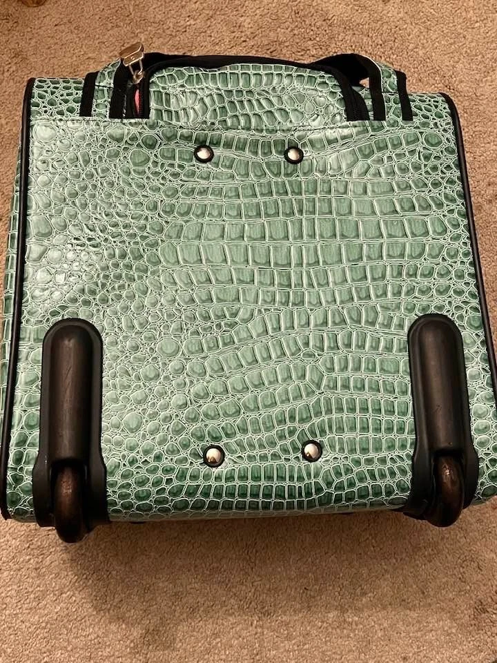 MALETA DE EQUIPAJE DE MANO KATHY VAN ZEELAND CROCO CON 2 RUEDAS RODANTES APENAS USO Foto 4 de 4
