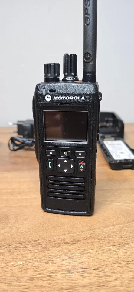 Motorola MTP3500  TETRA radio  350-470 MHZ  mit Handmikrofon bluetooth - Bild 4 von 4