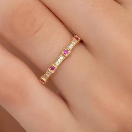 Anillo banda de eternidad de zafiro simulado de corte redondo de 1 quilate enchapado en oro amarillo de 14 k Foto 4 de 4