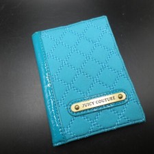 Porta pasaporte Juicy Couture azul diamante charol tela latón placa de identificación