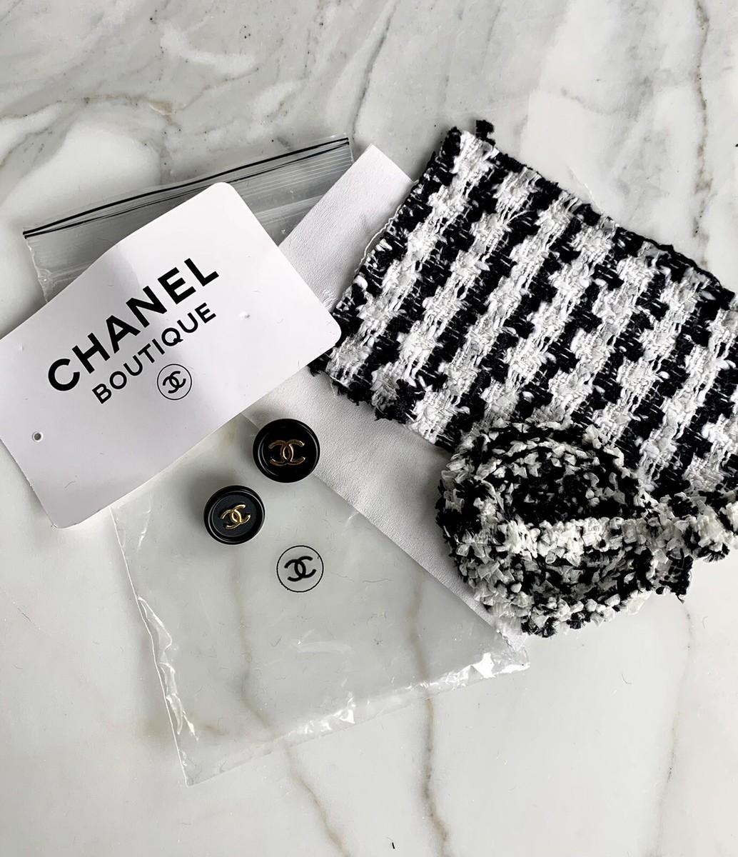 CHANEL 1990s VINTAGE BLACK GOLD JACKET CC BUTTONS W/ TWEED FABRIC