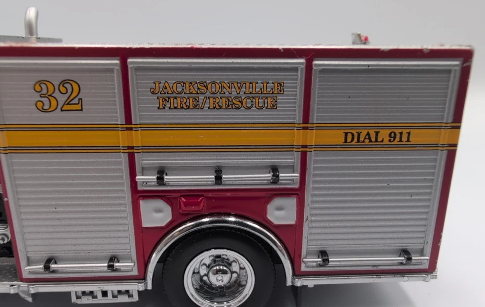 Code 3 Collectibles Jacksonville Fire Rescue American LaFrance Pumper 32 #12135 - Image 4 of 4