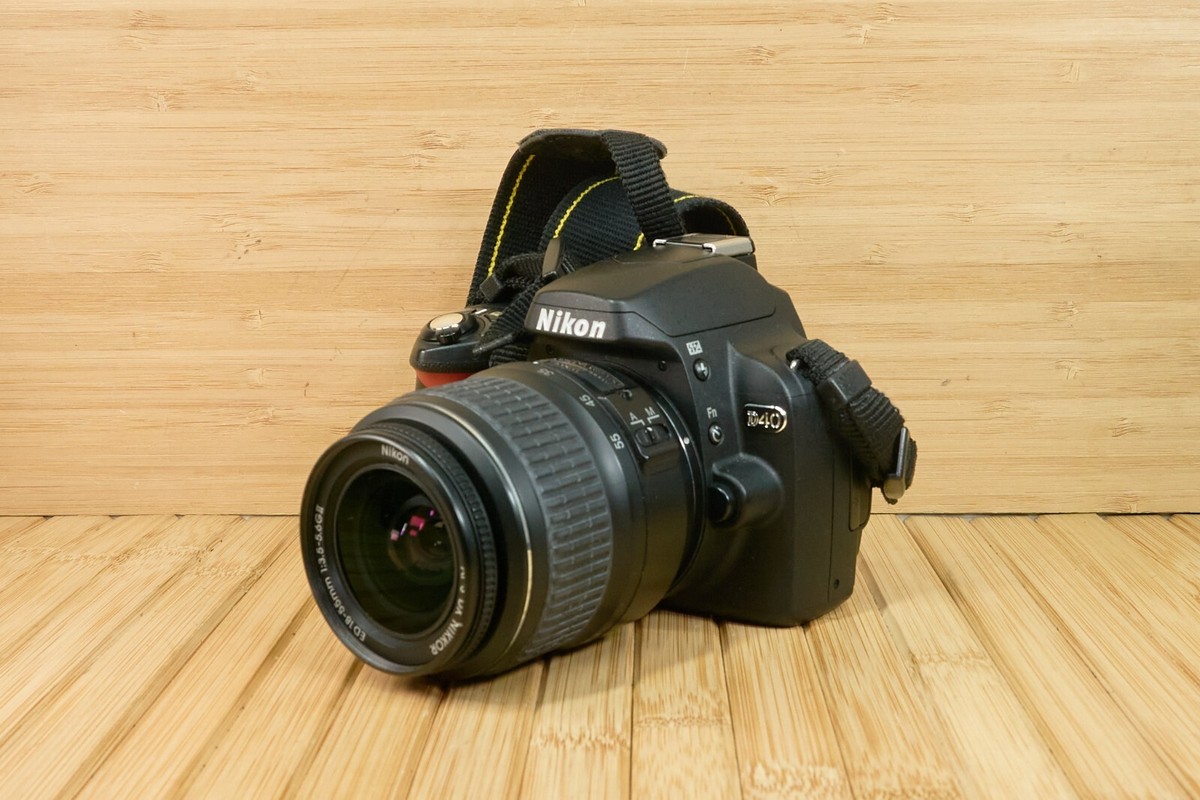 Nikon D40 6.1MP Digital SDLR Camera AF-S Nikkor VR 18-55mm f/3.5