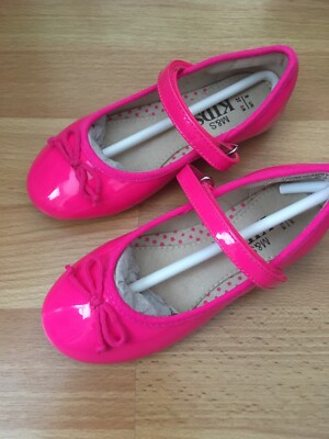 BNWOT Marks and Spencer Girls Bright pink patent shoes with bows