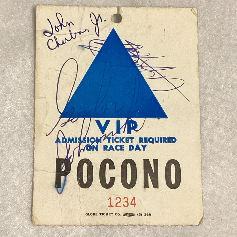 (Lote de 2) Insignia de Mario Andretti firmada por NASCAR Pocono International Raceway años 70 Foto 4 de 4