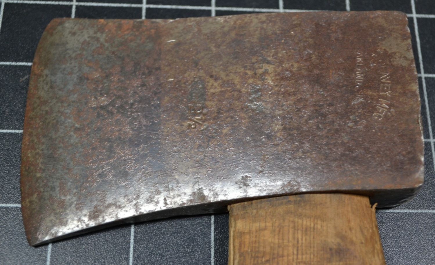 PEAVEY MFG - OAKLAND MAINE - 2 1/2# SINGLE BIT AXE  W ORIGINAL HANDLE