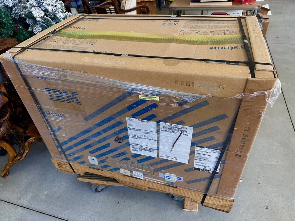 New Factory Sealed IBM BladeCenter H Chassis 8852-HC1 Enterprise Server System - Image 2 of 4