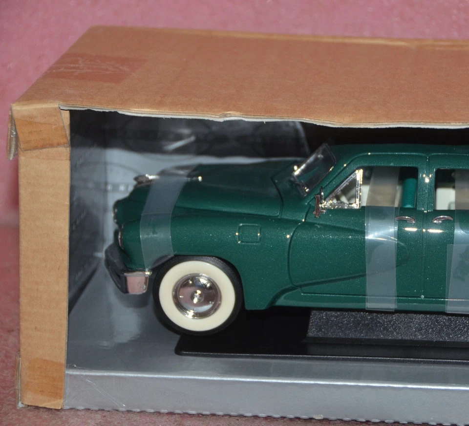 Road Signature Classic Collection 1:18 Toys R Us 1948 Tucker & 1958 Edsel. - Imagem 4 de 4