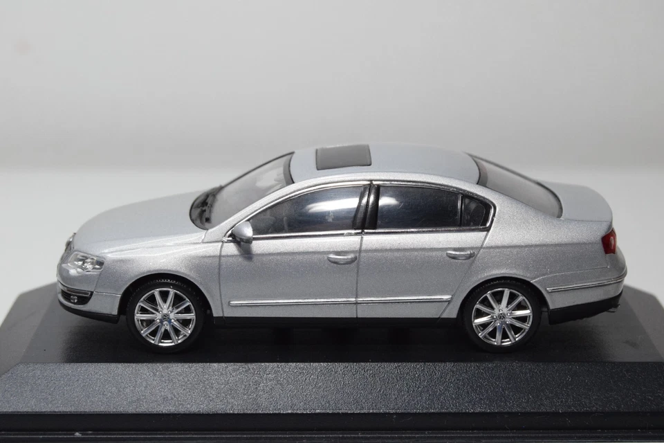 B38 1:43 MINICHAMPS VW VOLKSWAGEN PASSAT BERLINE LIMOUSINE WITH. GREY DEALER ... - Photo 3/4